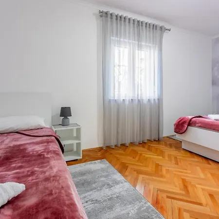 Appartement Evica 1 *